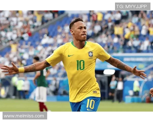 球星足球侧钩技惊四座展现力量与美感引燃绿茵激情