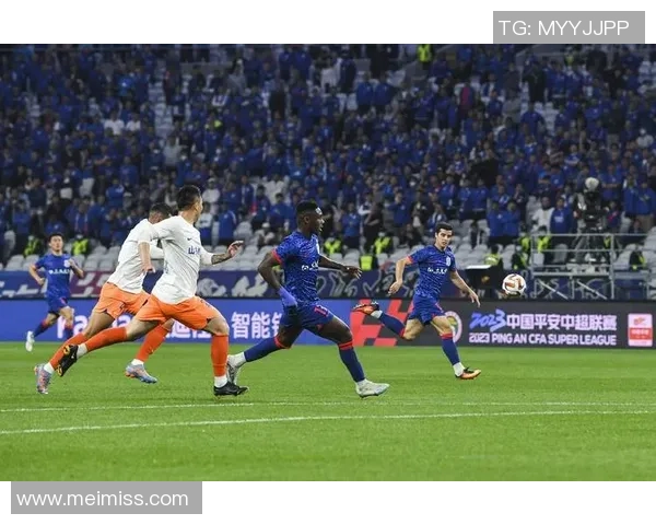 足球巨星乔装老头引发热议隐藏身份重返球场惊喜不断